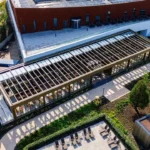 Terrazza ristorante con copertura panoramica retrattile e vetrate scorrevoli minimali - Motorized retractable glass and aluminum roof system