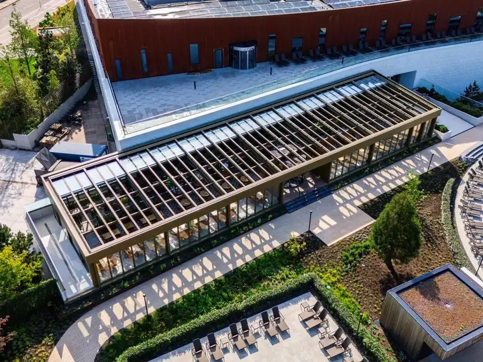 Terrazza ristorante con copertura panoramica retrattile e vetrate scorrevoli minimali - Motorized retractable glass and aluminum roof system