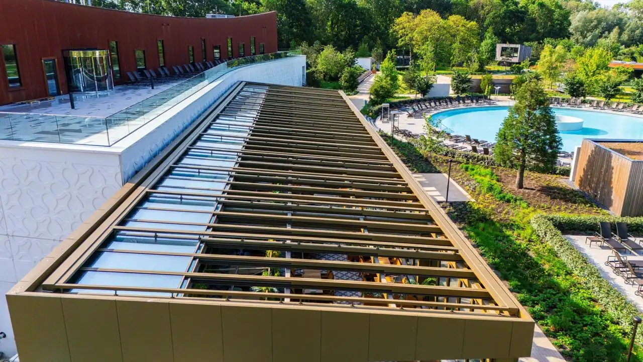 Terrazza ristorante con copertura panoramica retrattile e vetrate scorrevoli minimali