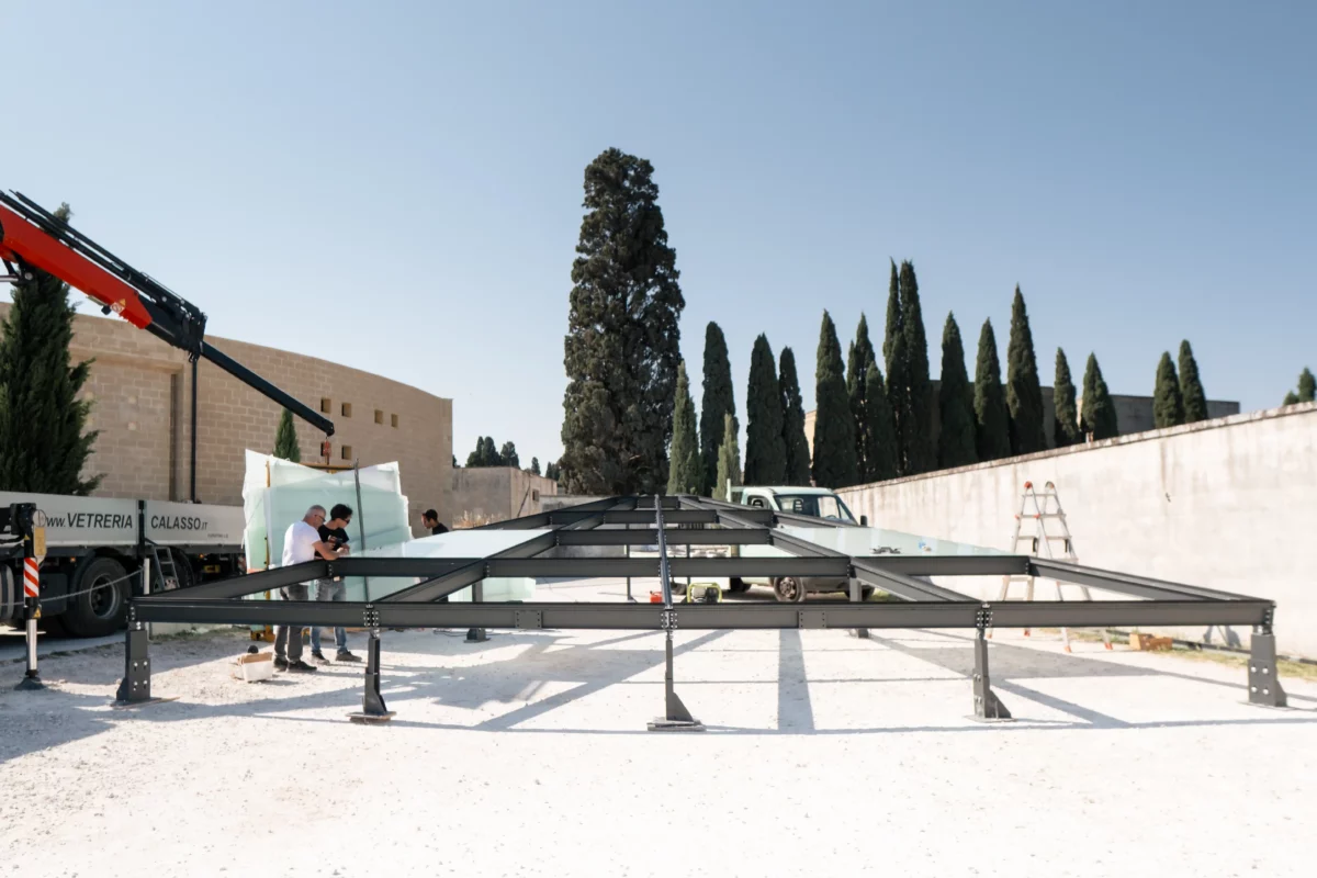 Lucernario 10x10 in acciaio e vetro durante installazione in copertura, struttura realizzata con carpenteria metallica e posa dei vetri