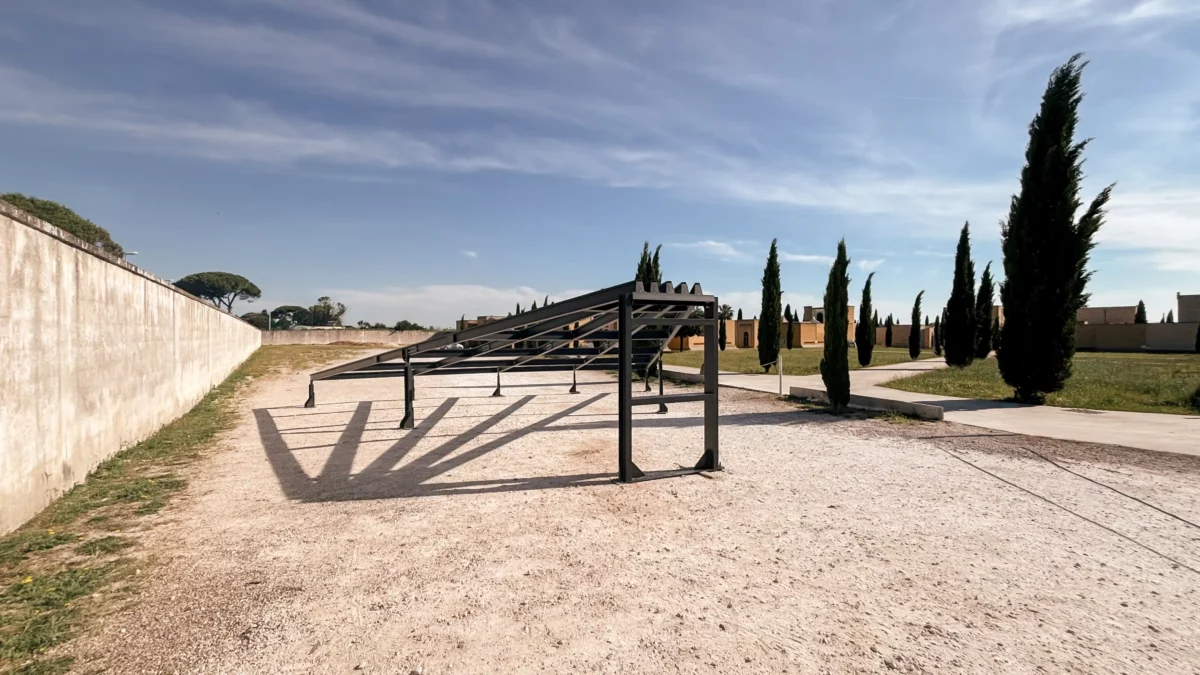 Lucernario 10x10 in acciaio e vetro durante installazione in copertura, struttura realizzata con carpenteria metallica e posa dei vetri