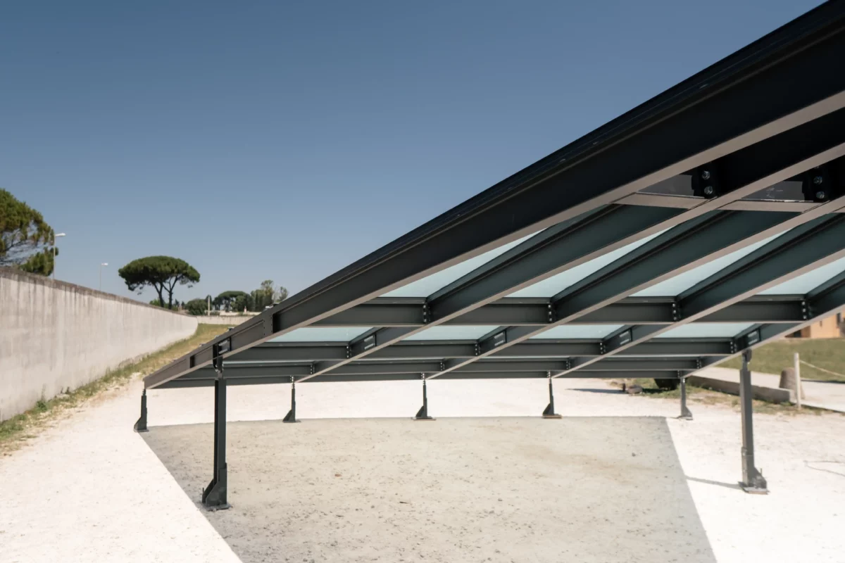 Lucernario 10x10 in acciaio e vetro durante installazione in copertura, struttura realizzata con carpenteria metallica e posa dei vetri
