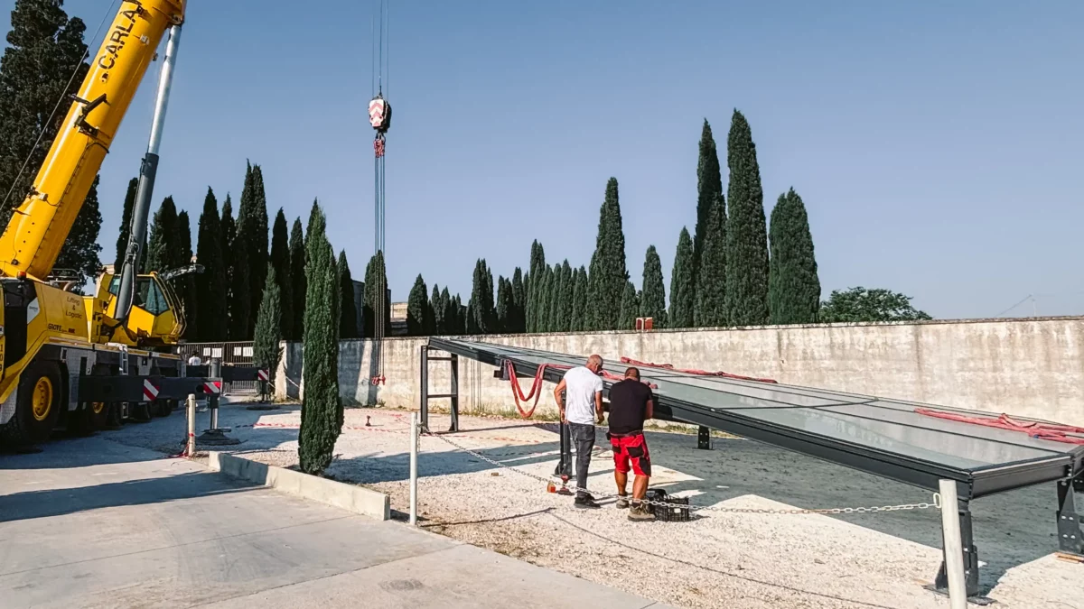 Lucernario 10x10 in acciaio e vetro durante installazione in copertura, struttura realizzata con carpenteria metallica e posa dei vetri