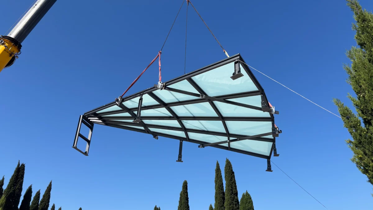 Lucernario 10x10 in acciaio e vetro durante installazione in copertura, struttura realizzata con carpenteria metallica e posa dei vetri