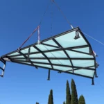 Lucernario 10x10 in acciaio e vetro durante installazione in copertura, struttura realizzata con carpenteria metallica e posa dei vetri