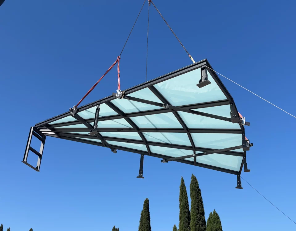 Lucernario 10x10 in acciaio e vetro durante installazione in copertura, struttura realizzata con carpenteria metallica e posa dei vetri
