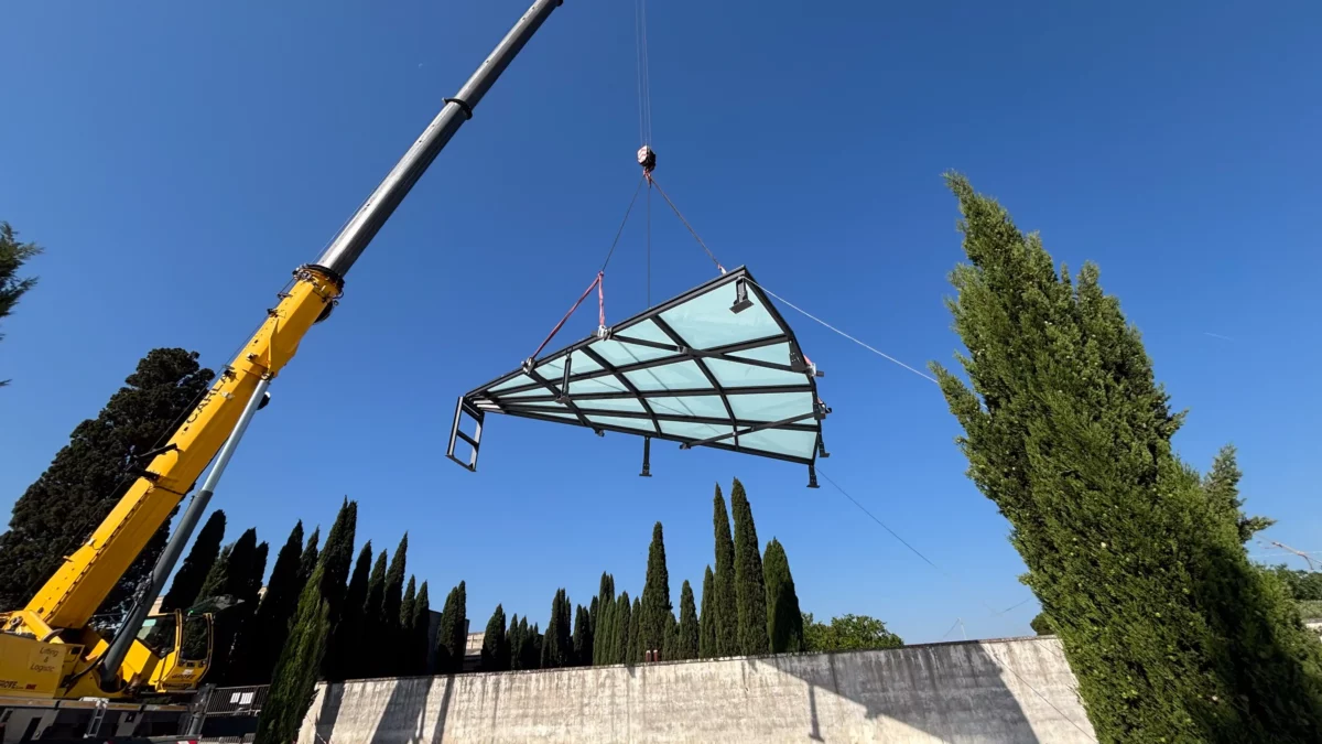 Lucernario 10x10 in acciaio e vetro durante installazione in copertura, struttura realizzata con carpenteria metallica e posa dei vetri