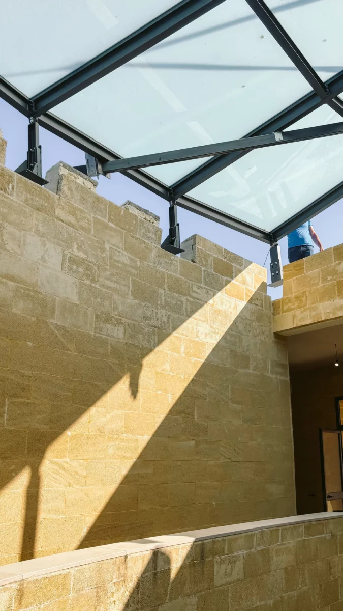 Lucernario 10x10 in acciaio e vetro durante installazione in copertura, struttura realizzata con carpenteria metallica e posa dei vetri