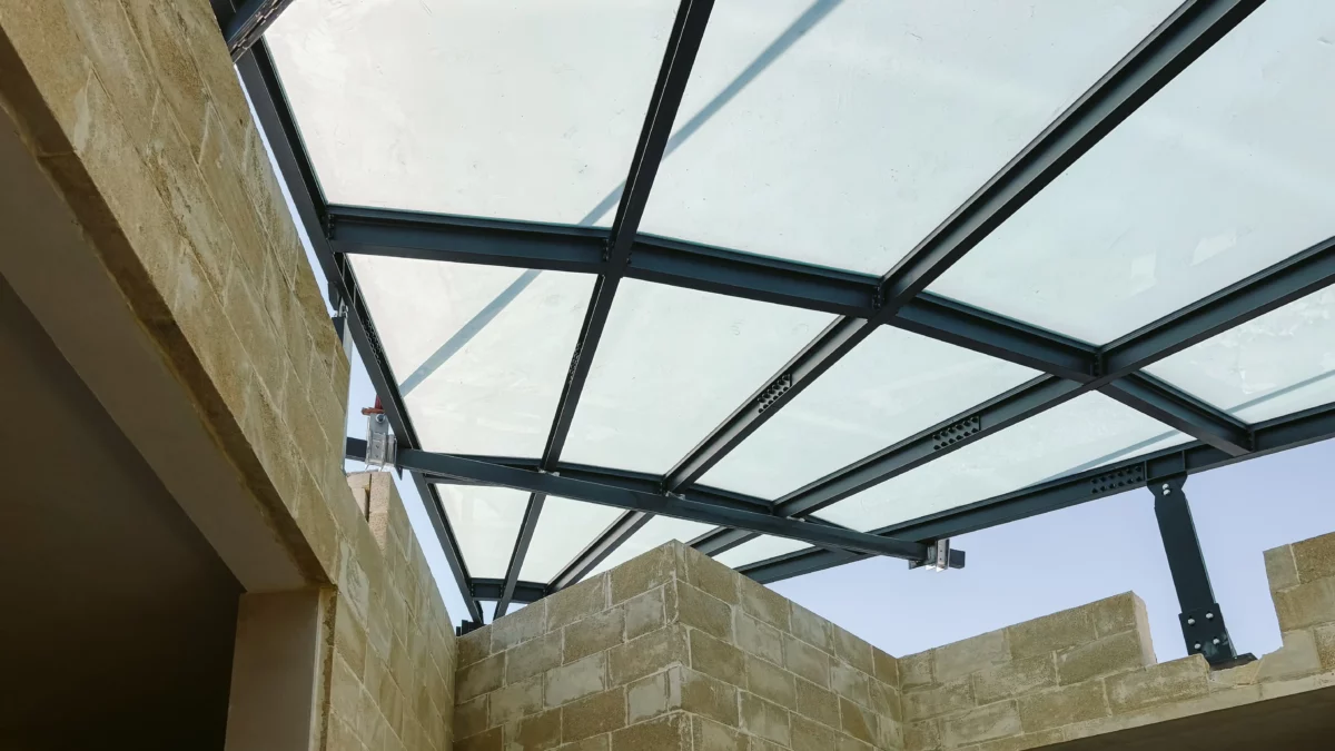 Lucernario 10x10 in acciaio e vetro durante installazione in copertura, struttura realizzata con carpenteria metallica e posa dei vetri