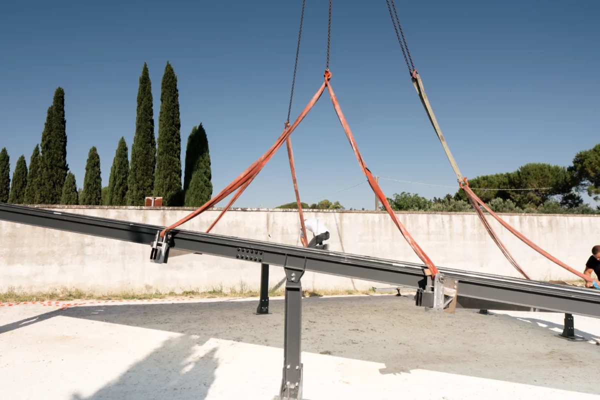 Lucernario 10x10 in acciaio e vetro durante installazione in copertura, struttura realizzata con carpenteria metallica e posa dei vetri