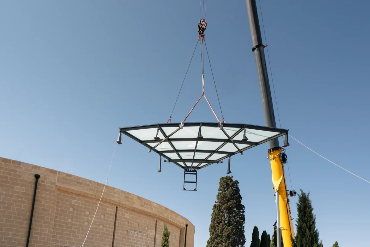 Lucernario 10x10 in acciaio e vetro durante installazione in copertura, struttura realizzata con carpenteria metallica e posa dei vetri