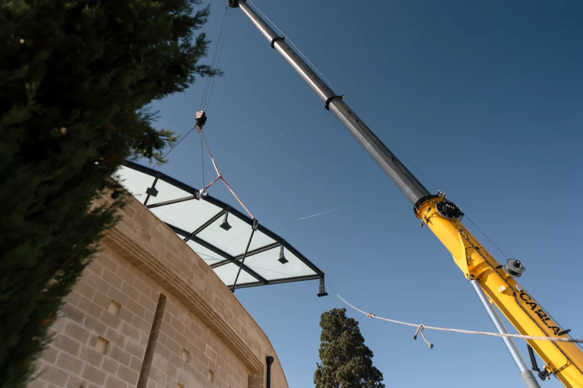 Lucernario 10x10 in acciaio e vetro durante installazione in copertura, struttura realizzata con carpenteria metallica e posa dei vetri