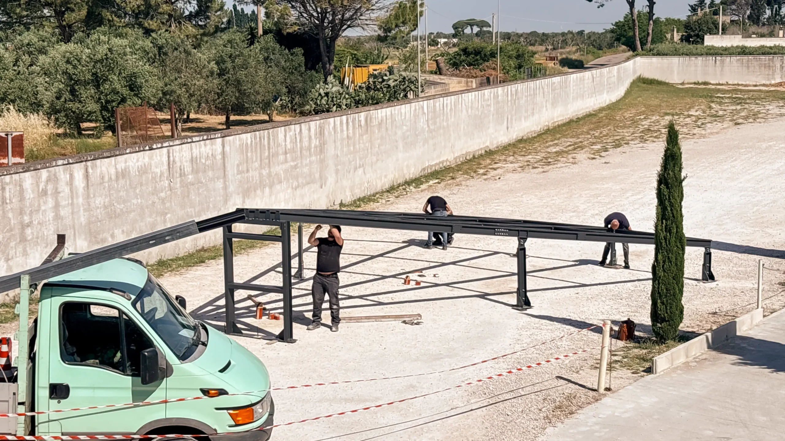 Lucernario 10x10 in acciaio e vetro durante installazione in copertura, struttura realizzata con carpenteria metallica e posa dei vetri