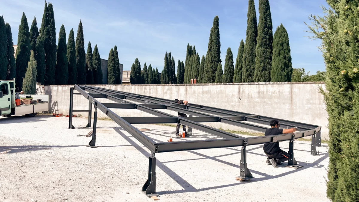 Lucernario 10x10 in acciaio e vetro durante installazione in copertura, struttura realizzata con carpenteria metallica e posa dei vetri