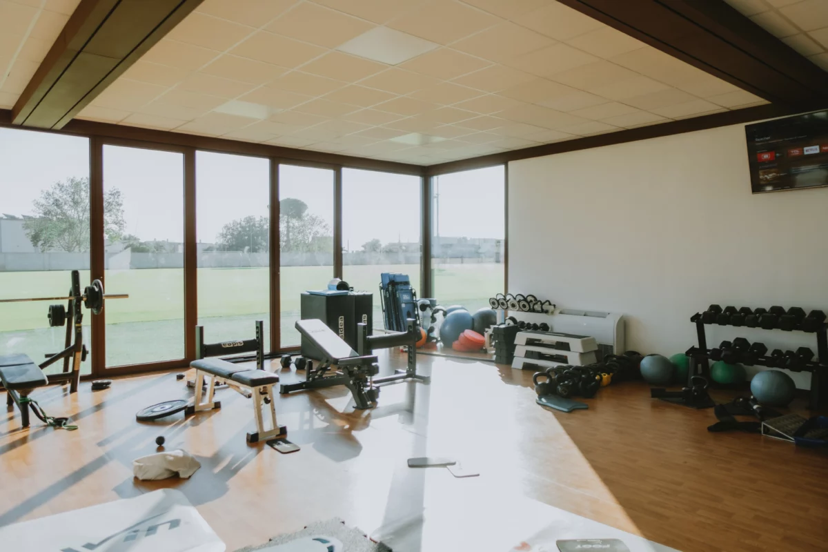 Kast cover centro sportivo us lecce palestra modulare 12x12 metri senza pilastri architettura sportiva in acciaio con copertura coibentata e infissi a taglio termico