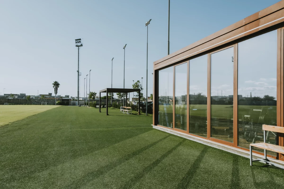Kast cover centro sportivo us lecce palestra modulare 12x12 metri senza pilastri architettura sportiva in acciaio con copertura coibentata e infissi a taglio termico