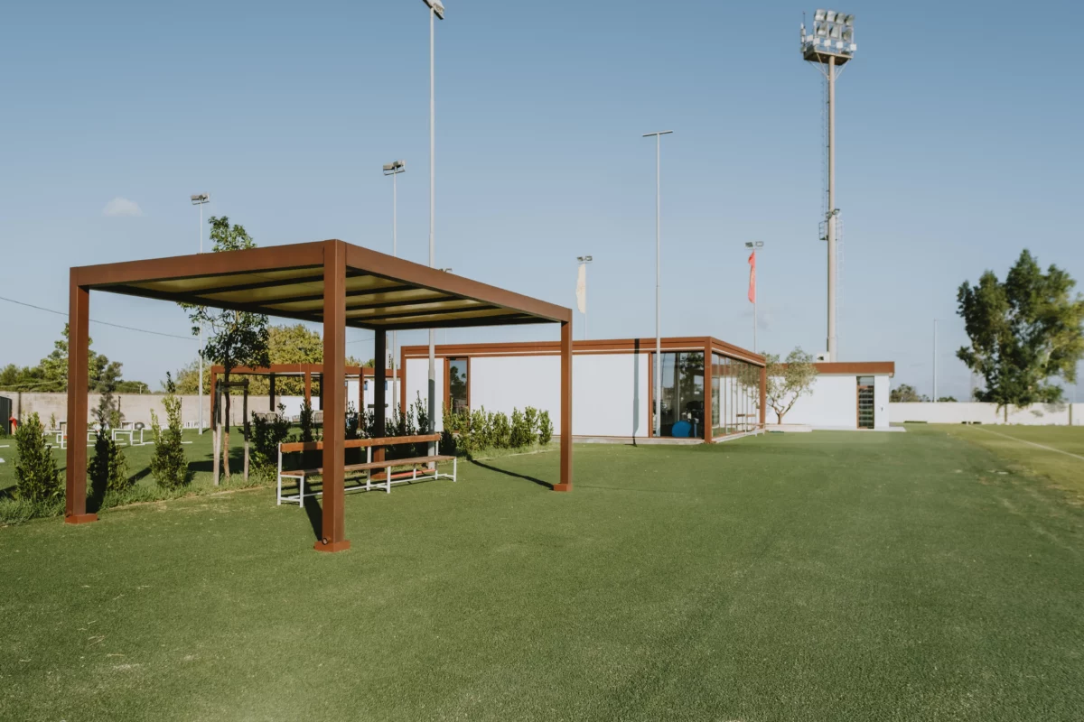 Kast cover centro sportivo us lecce palestra modulare 12x12 metri senza pilastri architettura sportiva in acciaio con copertura coibentata e infissi a taglio termico