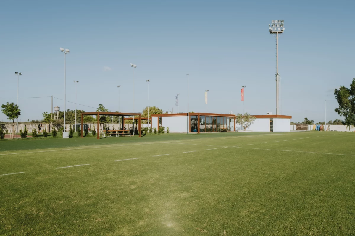Kast cover centro sportivo us lecce palestra modulare 12x12 metri senza pilastri architettura sportiva in acciaio con copertura coibentata e infissi a taglio termico