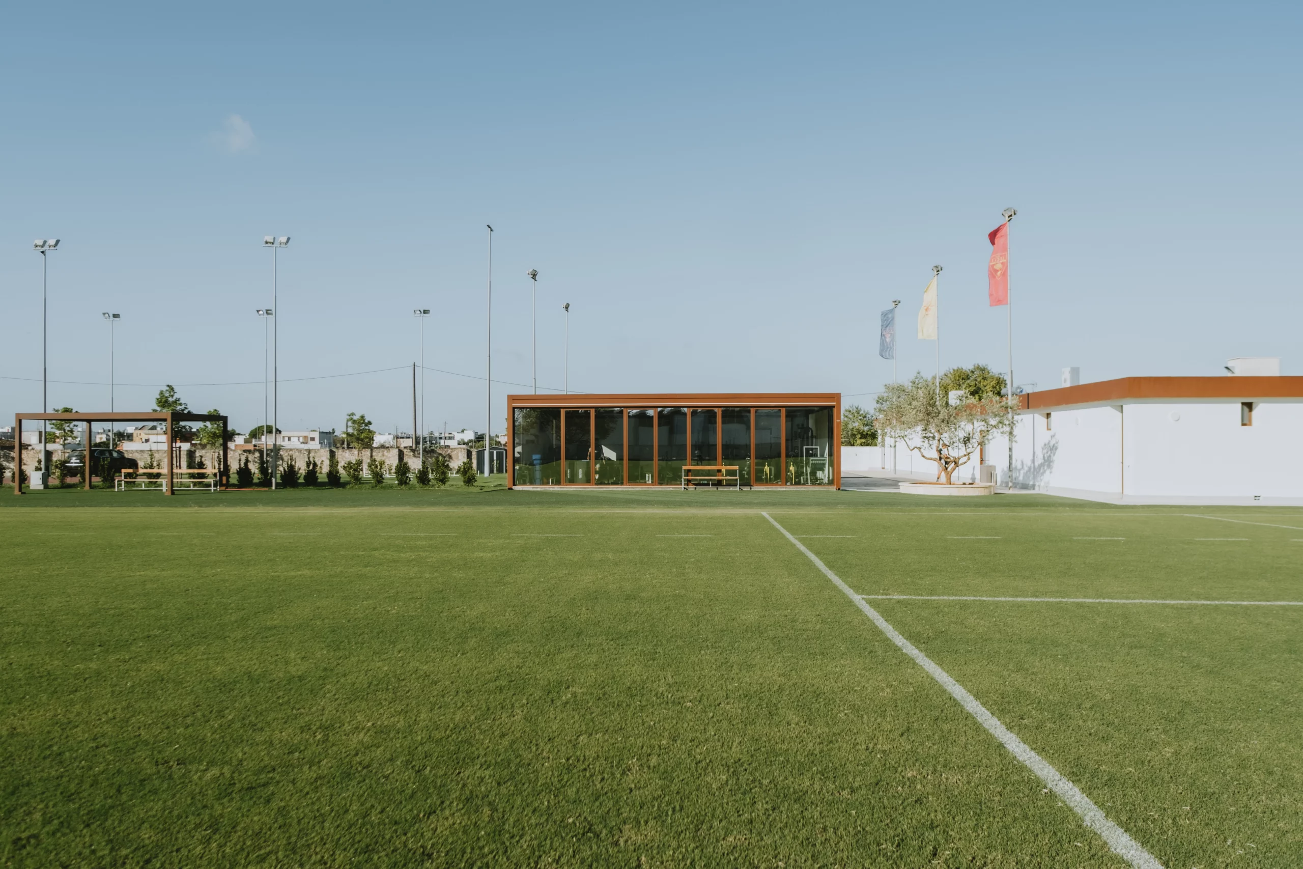 Kast cover centro sportivo us lecce palestra modulare 12x12 metri senza pilastri architettura sportiva in acciaio con copertura coibentata e infissi a taglio termico