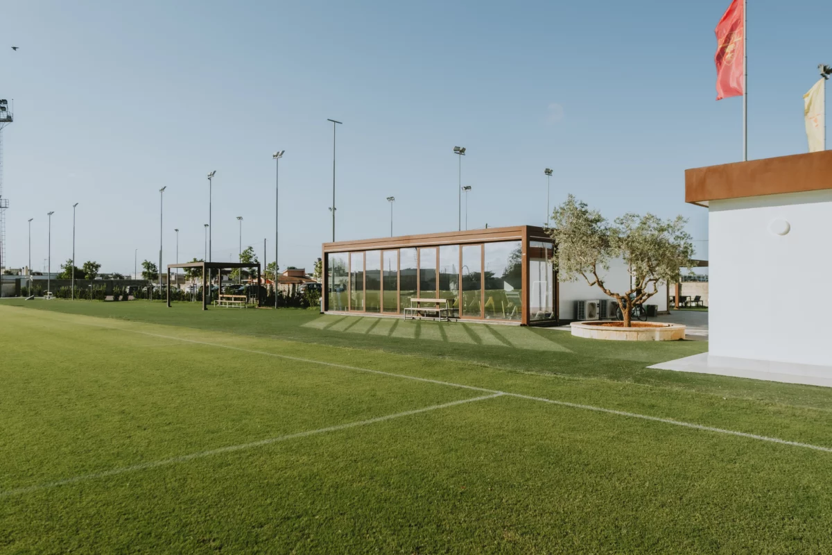 Kast cover centro sportivo us lecce palestra modulare 12x12 metri senza pilastri architettura sportiva in acciaio con copertura coibentata e infissi a taglio termico
