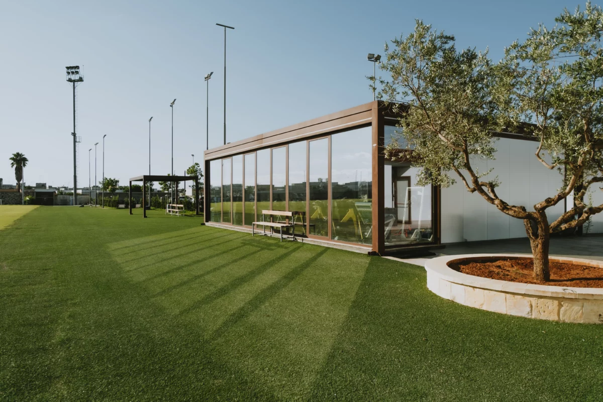 Kast cover centro sportivo us lecce palestra modulare 12x12 metri senza pilastri architettura sportiva in acciaio con copertura coibentata e infissi a taglio termico