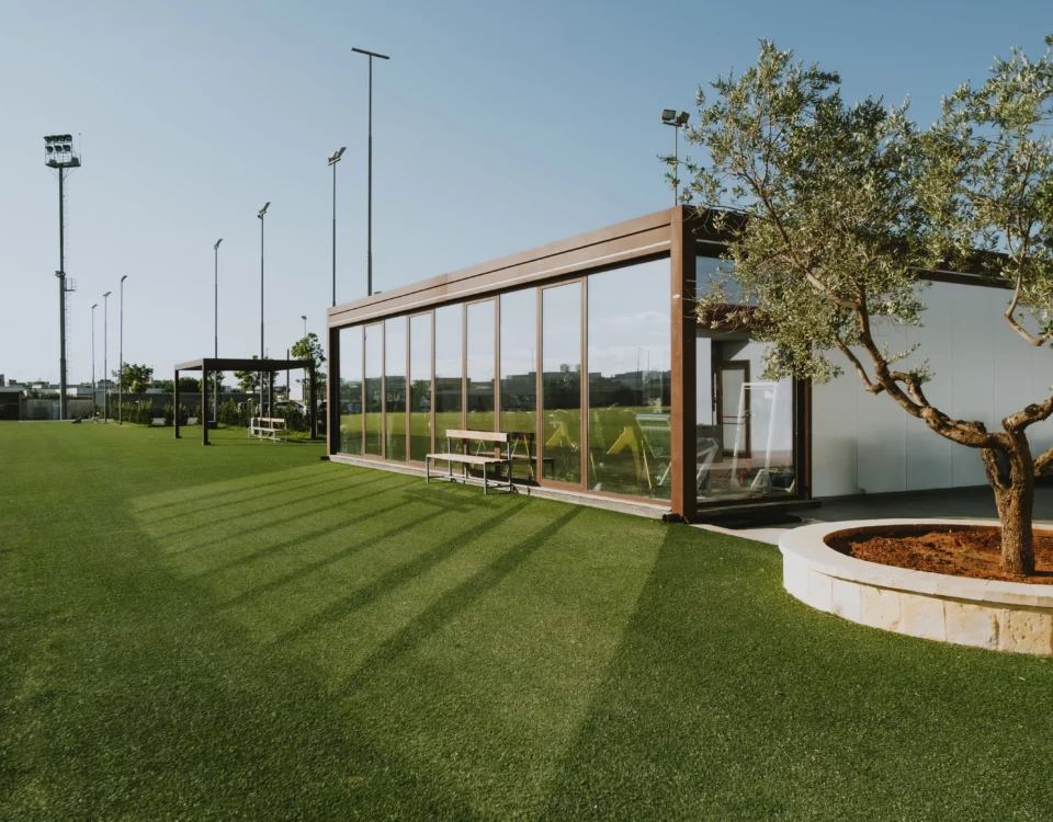 Kast cover centro sportivo us lecce palestra modulare 12x12 metri senza pilastri architettura sportiva in acciaio con copertura coibentata e infissi a taglio termico
