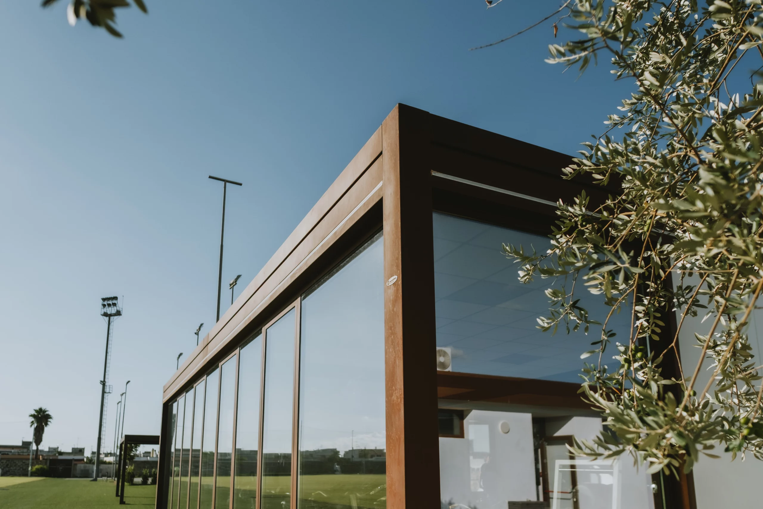 Kast cover centro sportivo us lecce palestra modulare 12x12 metri senza pilastri architettura sportiva in acciaio con copertura coibentata e infissi a taglio termico