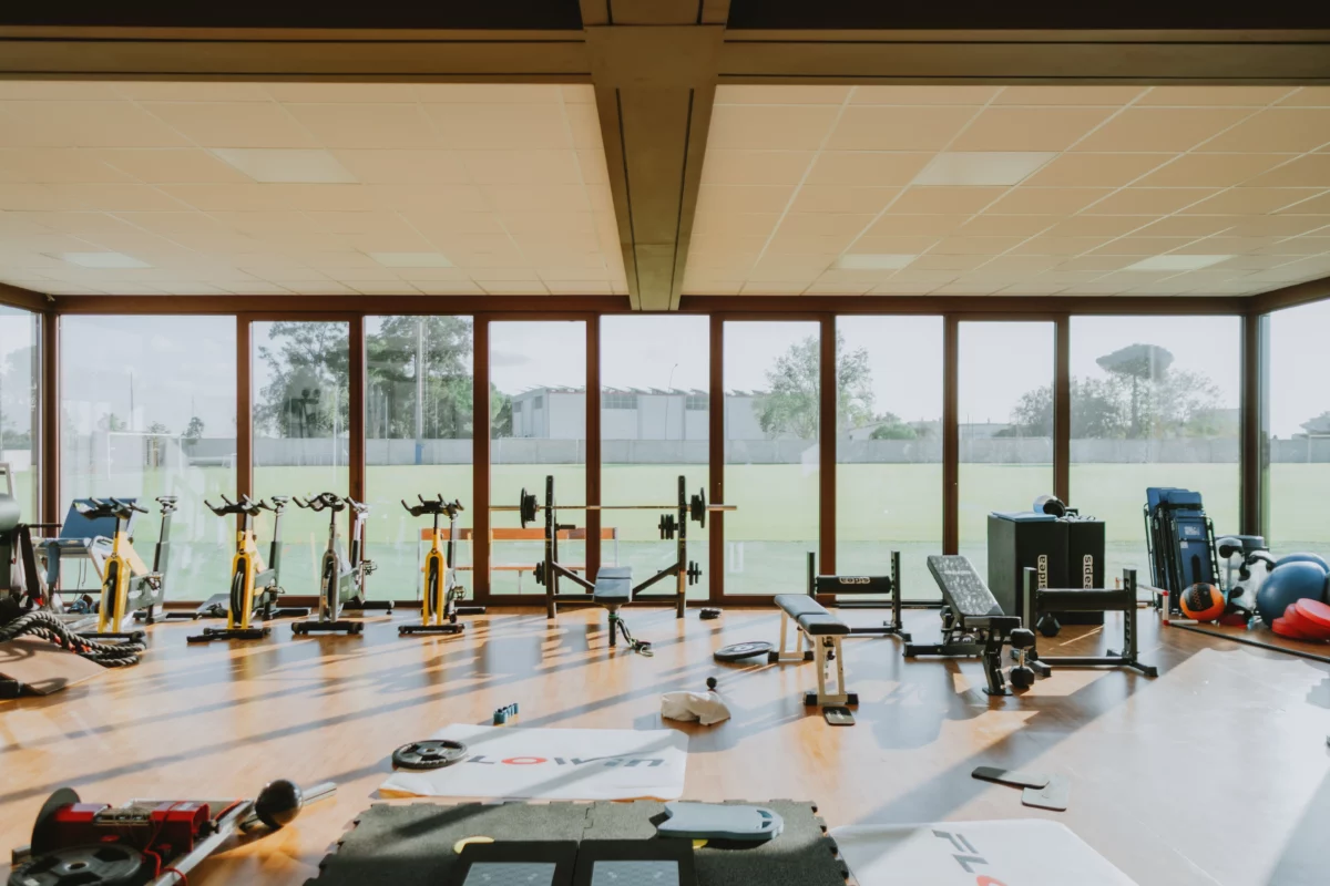 Kast cover centro sportivo us lecce palestra modulare 12x12 metri senza pilastri architettura sportiva in acciaio con copertura coibentata e infissi a taglio termico