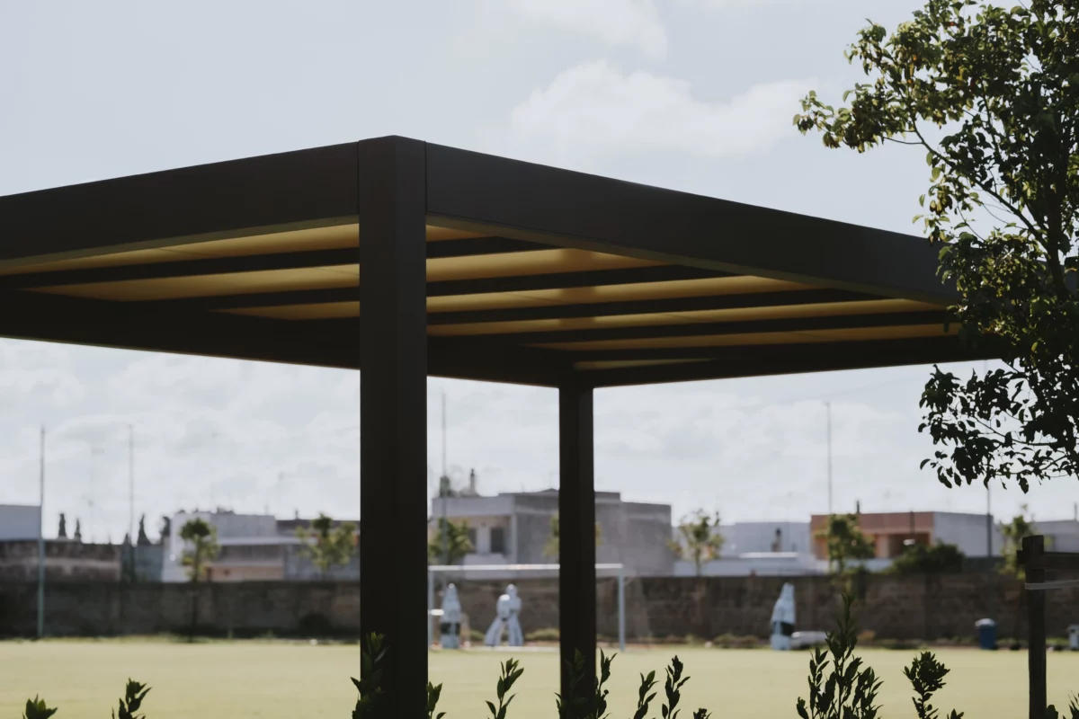 Kast cover centro sportivo us lecce palestra modulare 12x12 metri senza pilastri architettura sportiva in acciaio con copertura coibentata e infissi a taglio termico