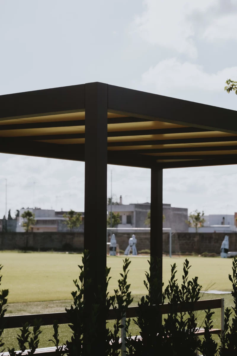 Kast cover centro sportivo us lecce palestra modulare 12x12 metri senza pilastri architettura sportiva in acciaio con copertura coibentata e infissi a taglio termico