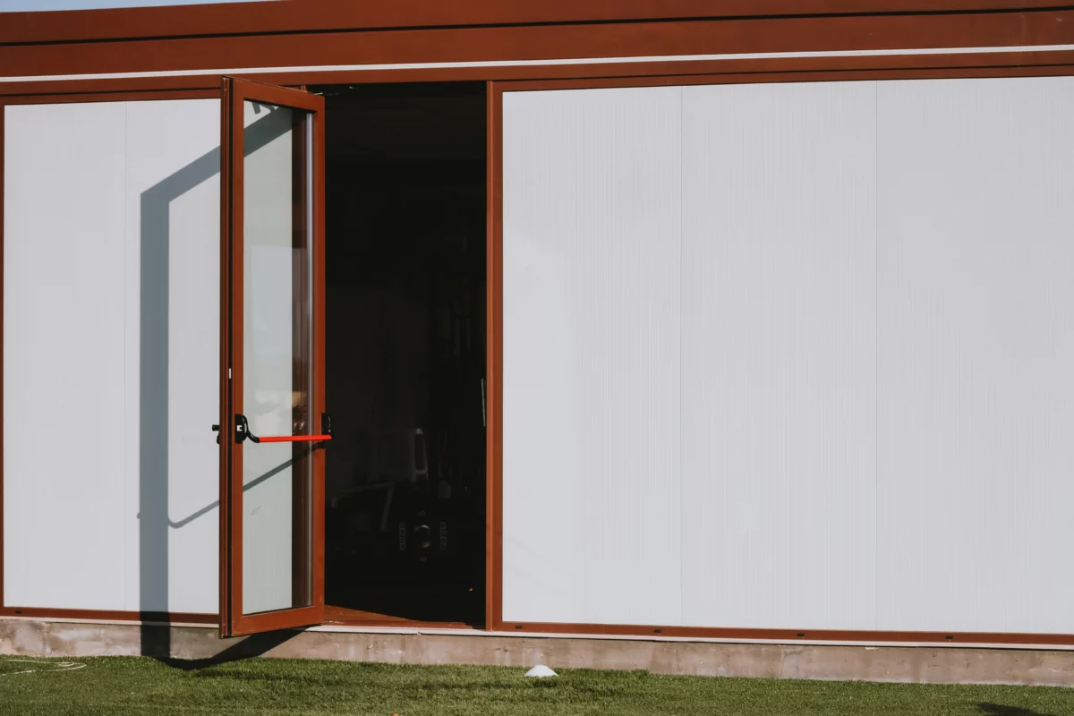 Kast cover centro sportivo us lecce palestra modulare 12x12 metri senza pilastri architettura sportiva in acciaio con copertura coibentata e infissi a taglio termico