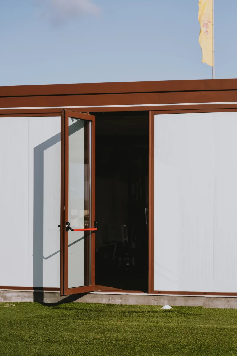 Kast cover centro sportivo us lecce palestra modulare 12x12 metri senza pilastri architettura sportiva in acciaio con copertura coibentata e infissi a taglio termico