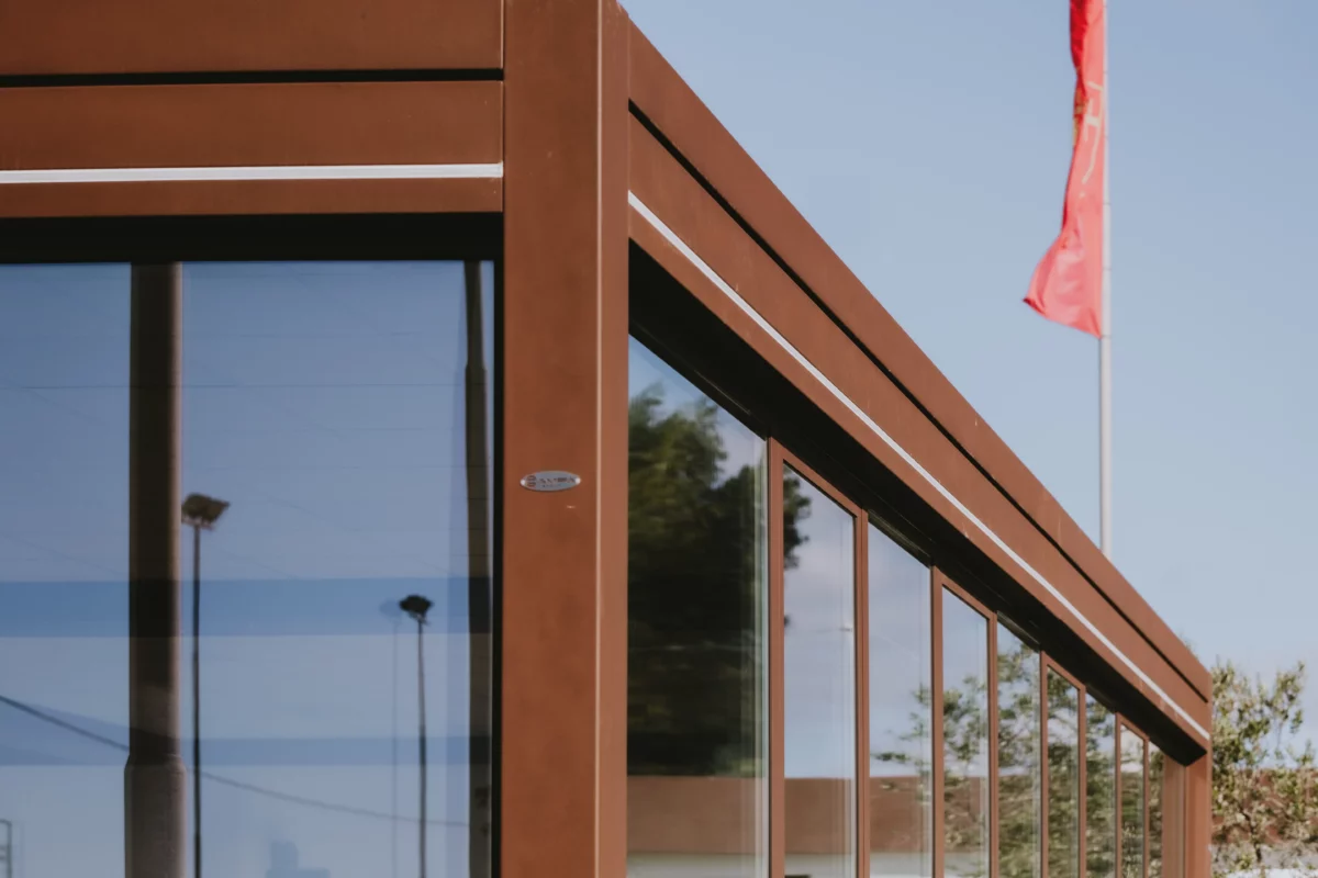Kast cover centro sportivo us lecce palestra modulare 12x12 metri senza pilastri architettura sportiva in acciaio con copertura coibentata e infissi a taglio termico