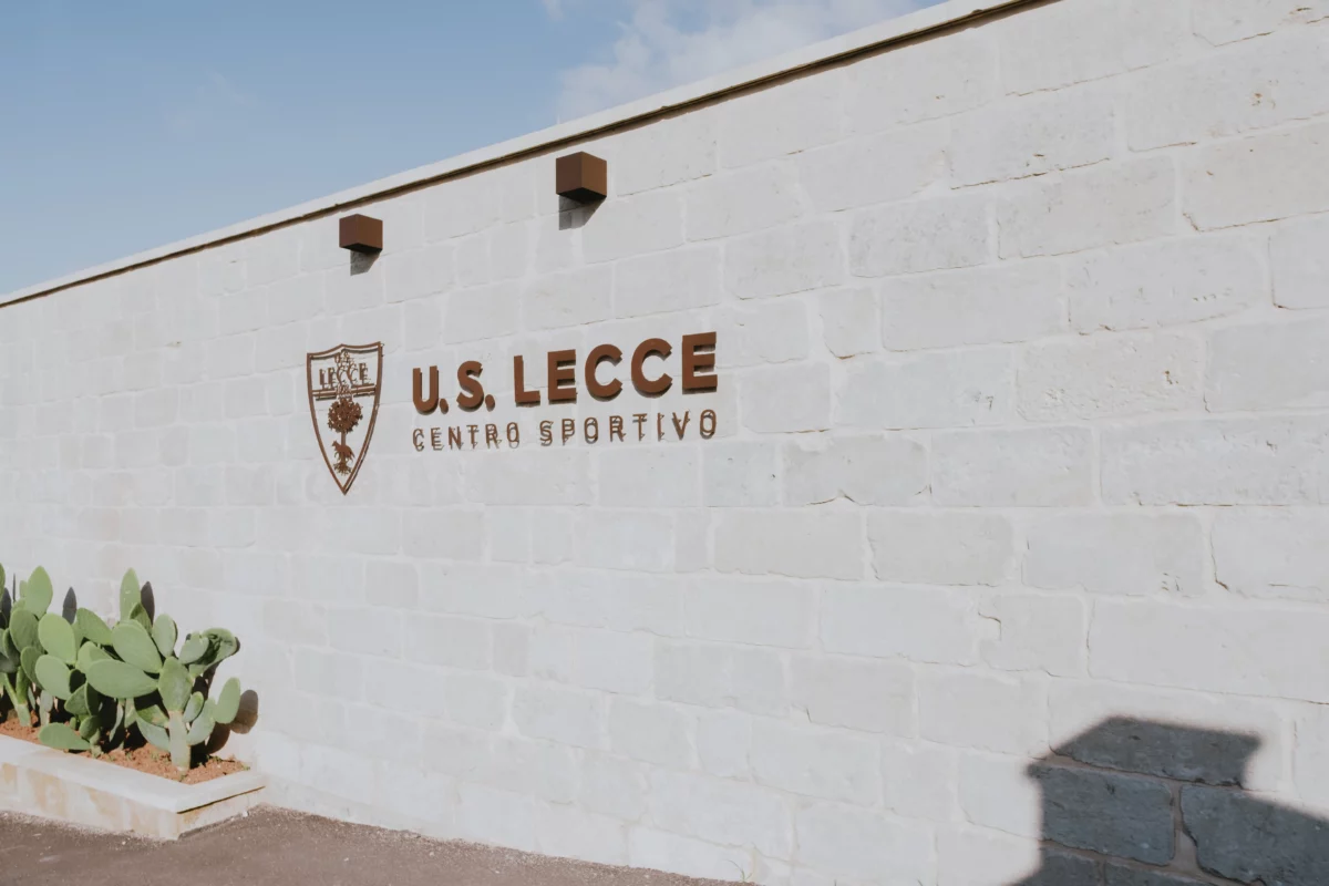 Kast cover centro sportivo us lecce palestra modulare 12x12 metri senza pilastri architettura sportiva in acciaio con copertura coibentata e infissi a taglio termico
