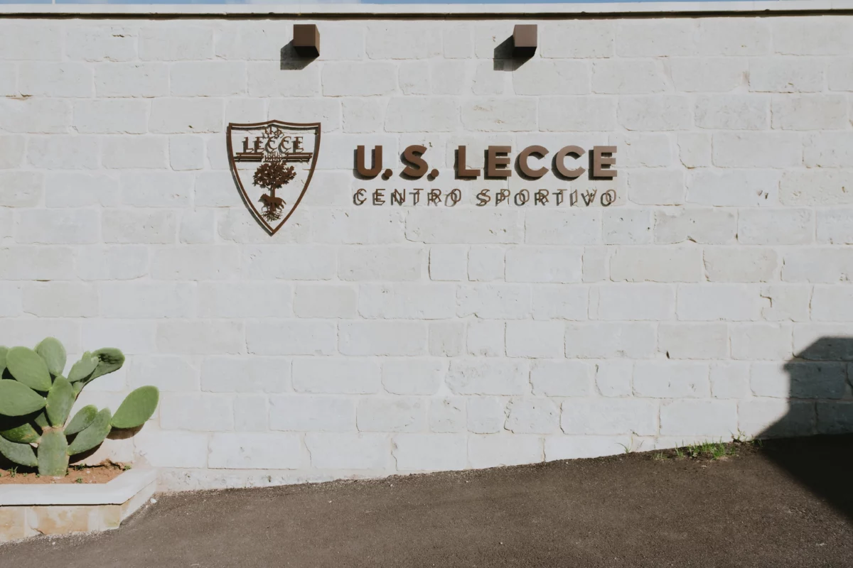 Kast cover centro sportivo us lecce palestra modulare 12x12 metri senza pilastri architettura sportiva in acciaio con copertura coibentata e infissi a taglio termico