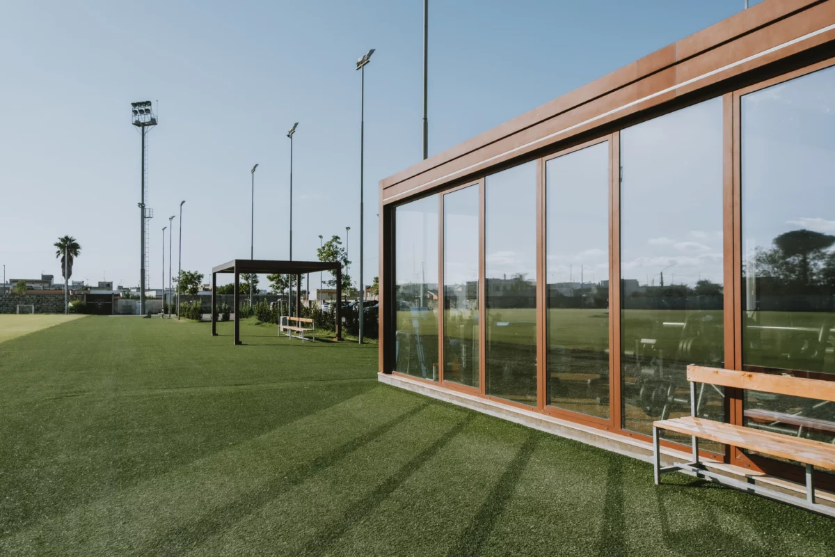 Kast cover centro sportivo us lecce palestra modulare 12x12 metri senza pilastri architettura sportiva in acciaio con copertura coibentata e infissi a taglio termico